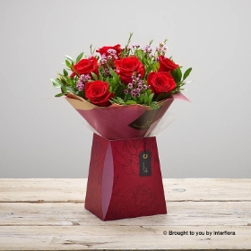 Scarlet Kisses Gift Box (6) roses